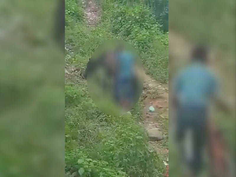 Imagen censurada del aberrante acto sexual