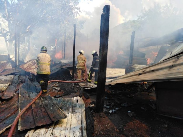 Incendio consume casa y bodega de plásticos en Cortés