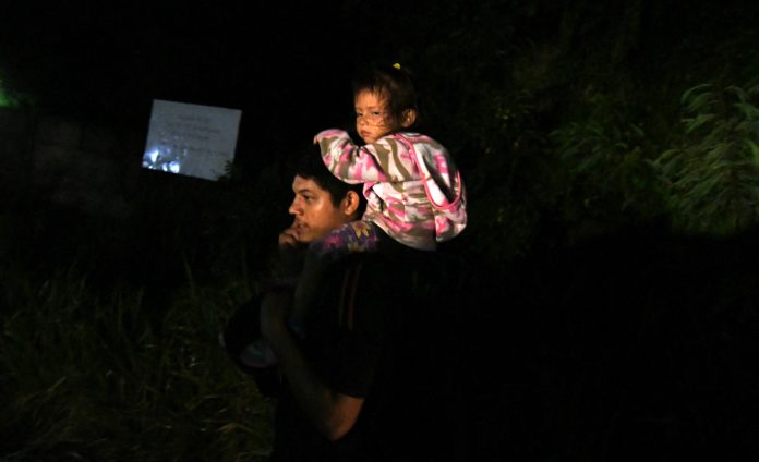 expulsan a hondureño con su hija expulsan a hondureño con su hija