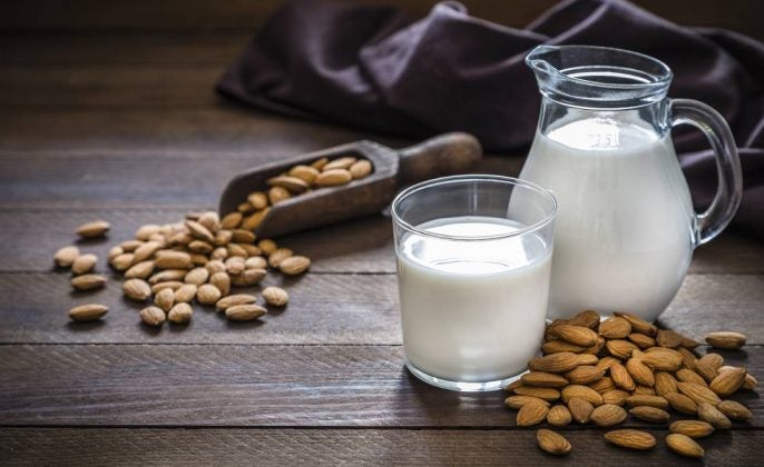 Leche de almendras qué beneficios aporta y quién debe tomarla