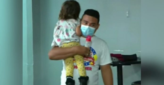 hondureño cruza río con su hija hondureño cruza río con su hija