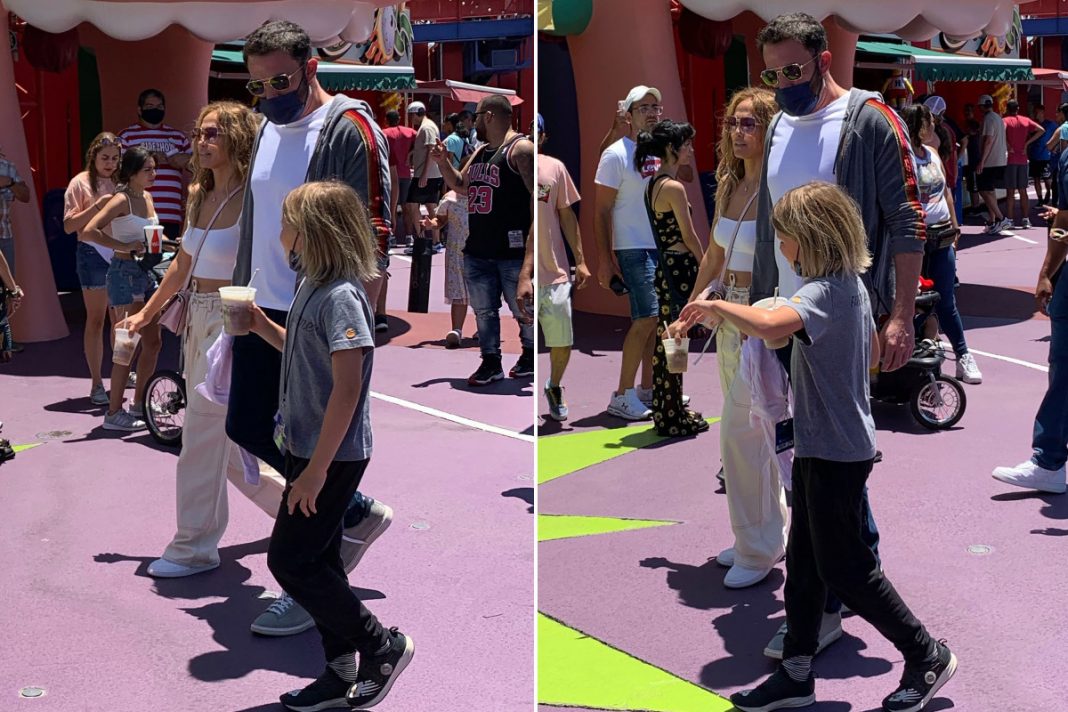 Jennifer López y Ben Affleck cautivan en parque temático de Los Simpson