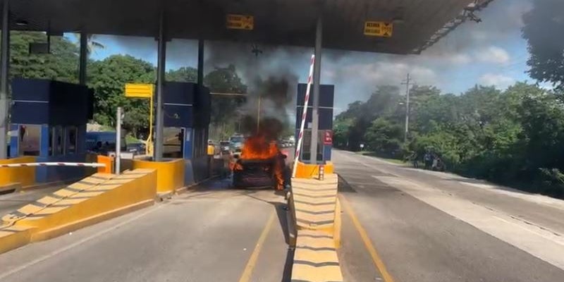 Incendio Consume Veh Culo En Casetas De Peaje De Santa Cruz De Yojoa