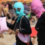 El ‘facekini’ se impone en China para evitar los efectos del sol
