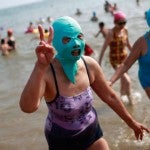 El ‘facekini’ se impone en China para evitar los efectos del sol1