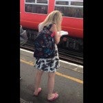 Facebook La nueva imagen viral; ¿Qué trae la chica en la mochila2