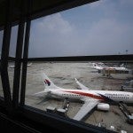 Familiares de fallecidos en el vuelo MH17 demandan a exjefe separatista ruso