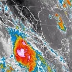 “Dolores” se intensificó a huracán categoría 1 en la escala Saffir-Simpson y se localiza a 305 kilómetros al suroeste de Manzanillo, Colima.