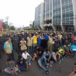 Huelguistas y policías provocan zafarrancho en la capital de Honduras