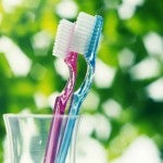 Por qué no debes tapar el cepillo de dientes