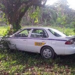 taxi 1007 que conducía la víctima quedó a la orilla de la calle donde le quitaron la vida.