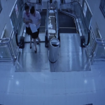 Video revela que muerte de madre en escalera eléctrica se pudo evitar