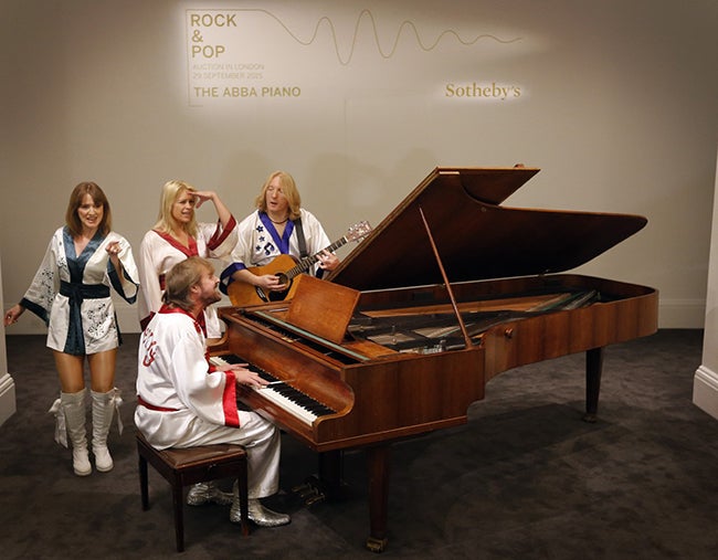 El piano de ABBA a subasta en Londres