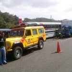 Bus interurbano impacta contra camión y deja un muerto en Santa Bárbara1