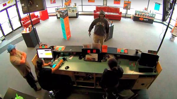 ¿Ladrón honrado? Hombre asalta tienda, un cliente le ofrece dinero y no lo toma (VIDEO)