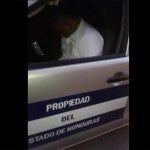 Captan a empleado público borracho, durmiendo dentro carro del Estado de Honduras2