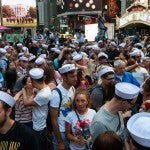 Cientos de parejas recrearon célebre beso de Times Square