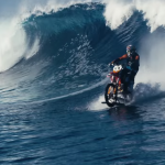 El australiano que surfea con su motocicleta en el sur del Oceano Pacífico