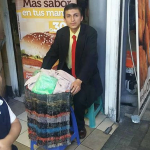 El joven guatemalteco que vende tortillas de traje y corbata. Su historia te conmoverá