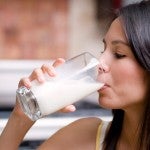 Fortalece tus huesos tomando leche