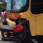 Honduras Motorista pierde la vida al estrellarse contra bus