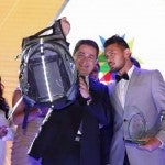 Hondureño recibe premio a la innovación tecnológica por creación de la mochila ecológica solar