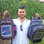 Hondureño recibe premio a la innovación tecnológica por creación de la mochila ecológica solar2