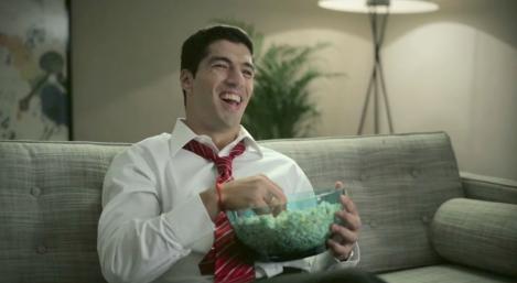 Luis Suárez realiza comercial con «dobles» que le hacen la vida «más fácil»