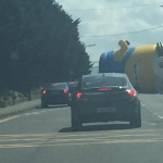 Un minion gigante provoca un accidente de tráfico en Irlanda