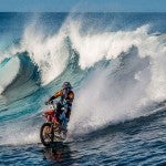 Ver para creer Robbie Maddison, el motorista que surfea las olas de Tahití con su moto
