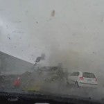 Video muestra como imponente tornado arrastra varios carros en Taiwan