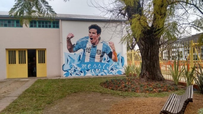 Realizan mural de Messi en pared de escuela en donde estudió