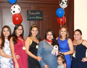 Andrea Ponce, María Fernanda  Ayala, Gabriela Ayala, Graciela Ayala, Pamela Ponce y la niña María Jimena Mencía.