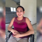 Honduras Entregan casa a Heidy, mujer a quien esposo le cercenó sus pies