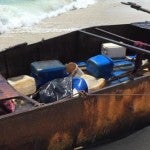Inmigrantes cubanos y un perro llegan a una playa de Miami