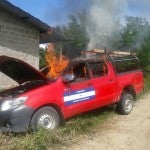 Malhechores incendian carro en la ENEE en Colón
