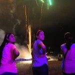 Al finalizar el “Glow Run 2015” se lanzaron fuegos pirotécnicos en señal de victoria.
