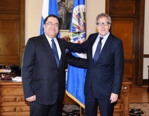 Arturo Corrales, excanciller de la República, ha sido designado para desempeñar otra responsabilidad gubernamental. Aquí con el secretario general de la OEA.