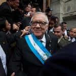 Presidente guatemalteco sale de hospital tras operación de rodilla