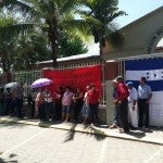 Realizan protesta en la dirección departamental de Cortés; exigen pago1