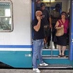 Techo falso del metro de Roma cae