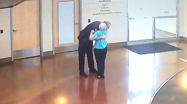 Anciana acude a comisaría solo para abrazar y agradecer a policía