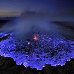 Así es el extraordinario volcán con lava azul