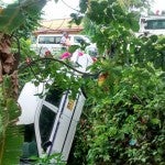La Ceiba Taxi cae en cuneta y deja una niña herida