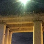 Venganza narco en México Hombre aparece colgado de un puente