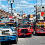 Incautan en Guatemala 104 kilos de cocaína ocultos en autobús 