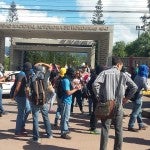 Policía desaloja a estudiantes y lanza bombas lacrimógenas en la UNAH2