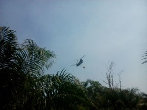 Helicóptero de Palmerola apagando el fuego en el Parque Jannette Kawas.