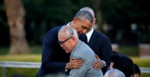 Obama abraza a Shigeaki Mori, superviviente de la bomba nuclear de Hiroshima 