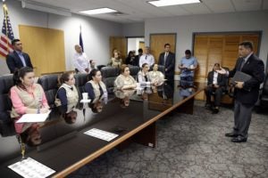 La delegación del Gobierno de Honduras y el jefe de la Patrulla Fronteriza, Mario Martínez